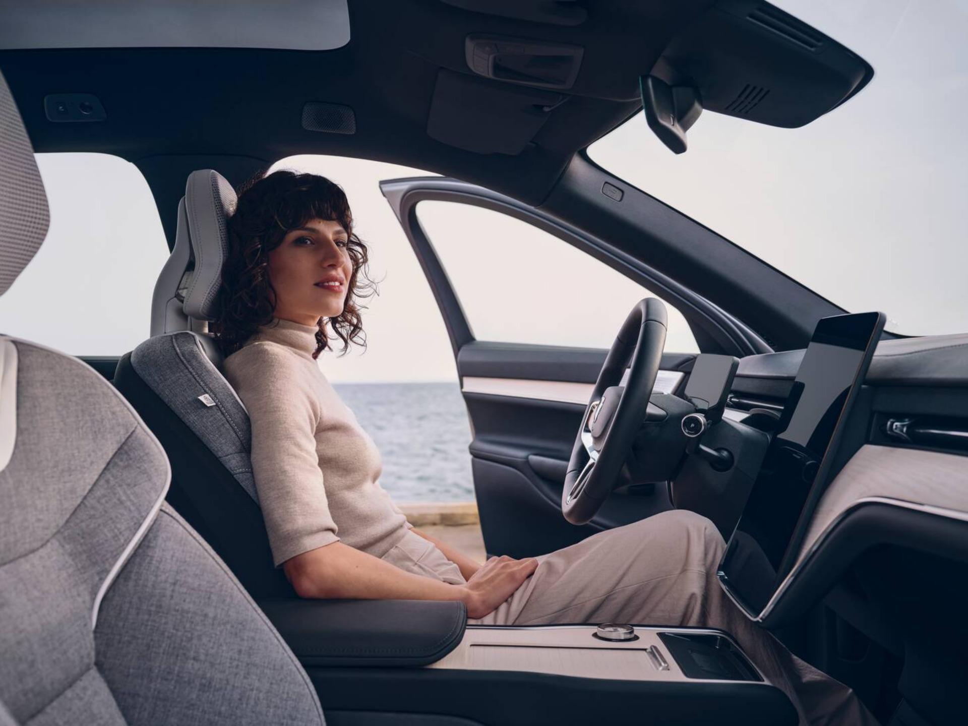 Mujer en el interior de un elegante vehículo Volvo.