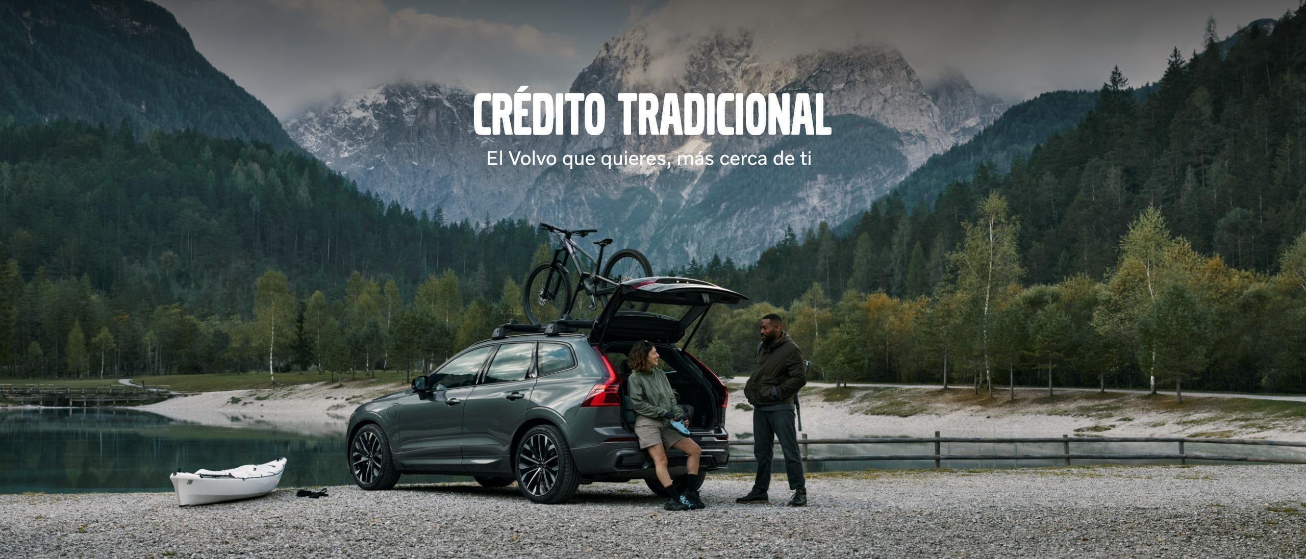 Familia junto a un Volvo estacionado en un paisaje montañoso, con el texto Crédito tradicional.